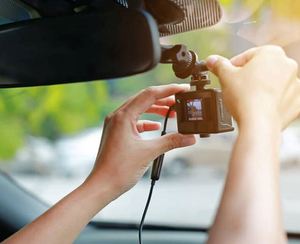 CÓ NÊN TRANG BỊ CAMERA HÀNH TRÌNH CHO XE Ô TÔ?